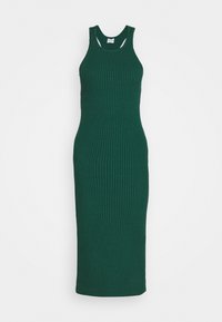 Abito a maglia verde a coste con forma aderente, design senza maniche e dettagli a taglio nel colletto. Lunghezza midi con texture verticale.