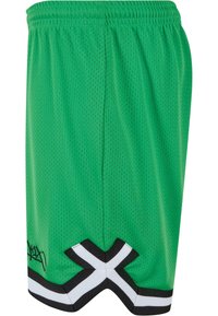 Groene mesh basketbalschoenen met een zwart-witte kruisaccent aan de zoom en een elastische tailleband. Lichtgewicht met een ademende textuur.