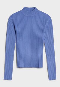 Jersey de cuello alto acanalado en azul claro, con mangas largas y un diseño ajustado, fabricado en un material suave y elástico.