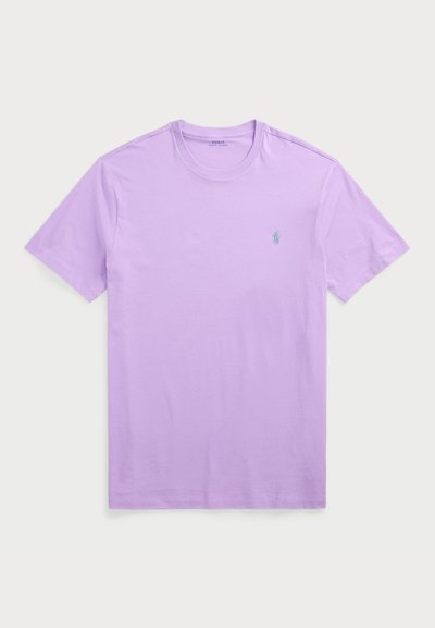 Λαμπερό μωβ κοντομάνικο μπλουζάκι από βαμβάκι, με κλασικό λαιμόκοψη και μικρό κεντημένο λογότυπο στην αριστερή περιοχή του στήθους.