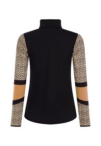 Zwarte langemouwen top met dierenprint mouwen, een hoge kraag en geometrische tan en zwarte strepen op de armen. Gladde textuur.