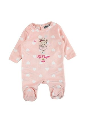 Grenouillère bébé rose avec motifs de cœurs blancs, manches longues, pieds fermés, et illustration d'un ours dansant avec le texte "Lee Cooper 1908" sur le devant.