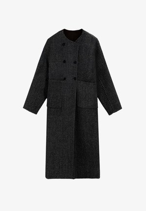 Abrigo largo de lana en espiga negra y gris con botones de doble abotonadura, dos bolsillos frontales y cuello redondo.