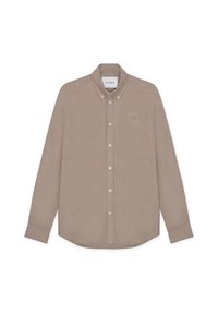 Μπεζ πουκάμισο με κουμπιά, κατασκευασμένο από απαλό ύφασμα, με κλασικό γιακά, μακριά μανίκια και μικρό κεντημένο λογότυπο στο στήθος.