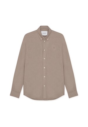 Μπεζ πουκάμισο με κουμπιά, κατασκευασμένο από απαλό ύφασμα, με κλασικό γιακά, μακριά μανίκια και μικρό κεντημένο λογότυπο στο στήθος.