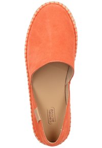Oranges Wildleder-Espadrille zum Hineinschlüpfen mit beiger geflochtener Sohle und "camel active"-Etikett innen.