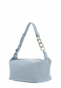 Sac à main en cuir bleu clair avec une surface texturée, doté d'une fermeture éclair et d'un accent en chaîne métallique sur la bandoulière réglable.