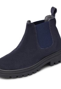 Stivale Chelsea in suede blu navy con suola nera a carrarmato, pannello laterale elastico e linguetta posteriore per una facile calzata.
