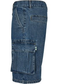 Short cargo en denim bleu avec poche rabatée sur le côté, poche passepoilée à l'arrière et passants de ceinture à la taille.