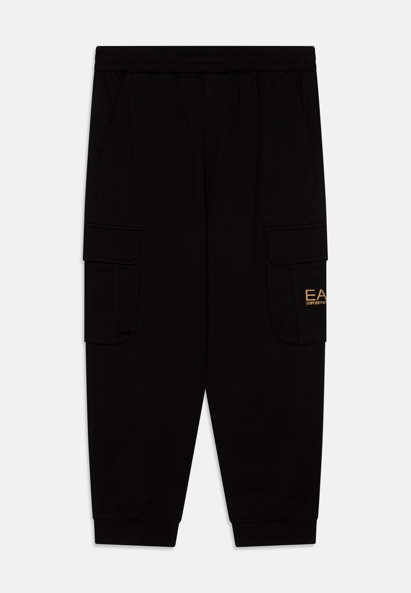 Schwarze Cargo-Hose aus weichem Stoff, mit zwei Seitentaschen und elastischen Bündchen. Ein goldenes Logo befindet sich auf der rechten Tasche.