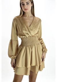 Robe en satin doré avec un col en V, de longues manches bouffantes, une taille froncée et une jupe à volants. Présente une texture douce et un design fluide.