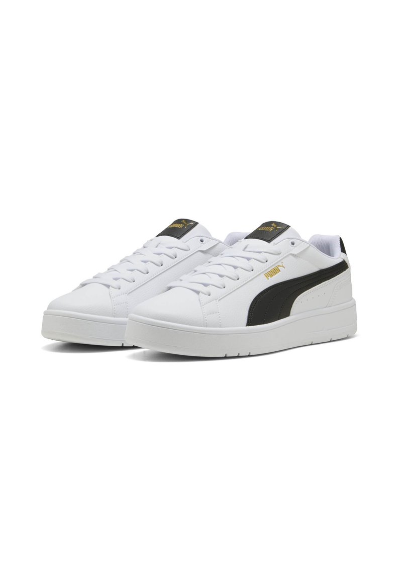 Weiße Sneaker aus strukturiertem Material mit einem schwarzen Seitenstreifen und goldenen Logo-Akzenten, runder Zehenpartie und einer flachen weißen Sohle.