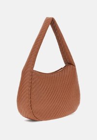 Borsa a tracolla intrecciata color marrone con forma curva, una singola tracolla e chiusura con zip sulla parte superiore. Superficie testurizzata con motivo.