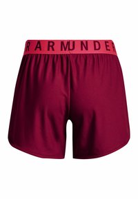 Bordeauxfarbene Sportshorts mit einem breiten pinken Gummibund, auf dem der Text "ARMUNDE" steht. Glattes Material und ein geschwungener Saum.