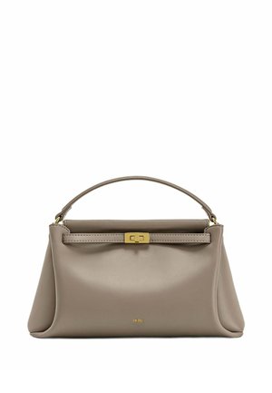 Sac à main en cuir taupe avec une anse supérieure, un fermoir doré et un logo embossé discret près de la base.