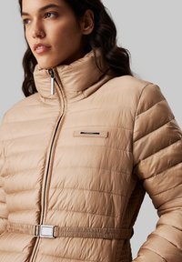 Calvin Klein PADDED SMOCKING MIDI COAT - Abrigo de invierno - amphora