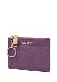 Portafoglio in pelle viola con chiusura a zip, hardware dorato, logo in rilievo e più slot per carte con attacco per chiavi.