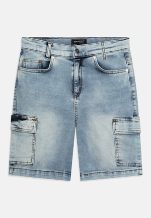 Short en denim bleu clair avec bouton à l'avant, fermeture éclair, passants pour ceinture, deux poches cargo latérales et deux poches avant.