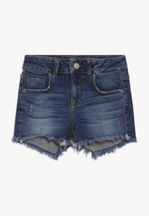 Pantalones cortos de mezclilla azul oscuro con dobladillos deshilachados, botón frontal y bolsillos, mostrando un ligero desgaste en los lados.