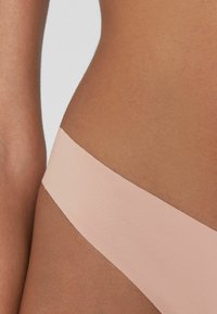 Tezenis MIT HOHEM BEINAUSSCHNITT AUS NAHTLOS  - String - hellrosa powder rose