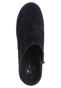 Botín negro de ante hasta el tobillo con un diseño elegante, que presenta una punta redondeada y una cremallera lateral para un fácil uso. Textura suave, con un detalle mínimo.