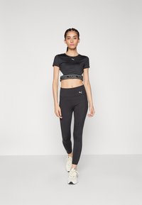 Puma STRONG BABY TEE SHORT - Camiseta deportiva - black