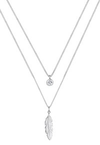 Hopeinen kaksikerroksinen kaulakoru, jossa yksi ketju kantaa pyöreää kristalliriipusta ja alempi ketju yksityiskohtaista sulkakoristetta.