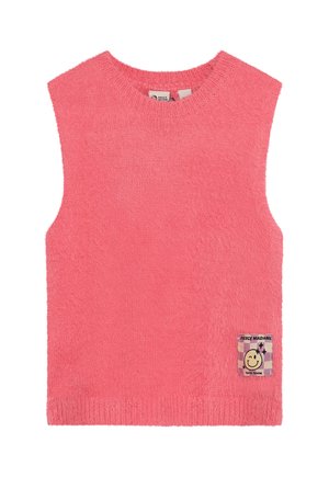 Ärmlös rosa stickad väst med ribbstickad halsringning och fåll, med en liten lapp med ett leende ansikte och text nära nedersta högra hörnet.