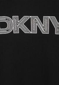 Zwarte stof met een gedurfde, witte "DKNY" logo in een golvende, lineaire ontwerp, dat de nadruk legt op strakke lijnen en moderne typografie.