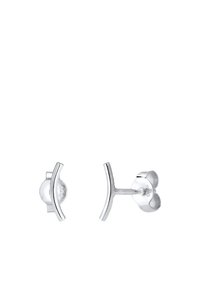 Orecchini a pendente in argento con un design a linea curva, caratterizzati da un accento di perla tonda. Superficie liscia e finitura lucida con supporti floreali.