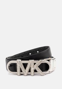 Cintura in pelle nera con una fibbia in tono argentato che presenta le lettere "MVK" decorata con strass. Testura liscia, multiple forature per la regolazione.
