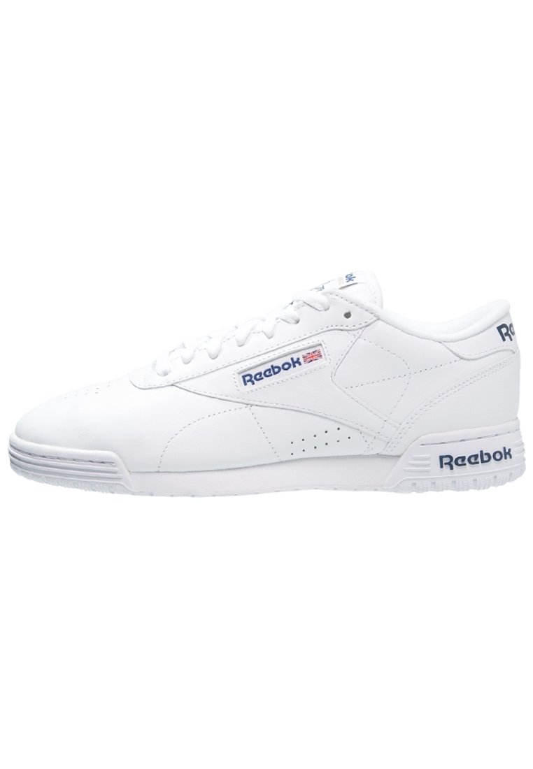 Baskets Reebok blanches avec une tige en cuir lisse, fermeture à lacets, détail perforé, et accents de logo bleu sur le côté et la languette.