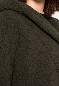 Noisy May Kort kappa / rock - dark green