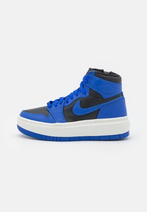 Chaussure de sport montante avec panneaux en cuir bleu et noir, lacets bleus, semelle épaisse blanche et logo Nike swoosh sur le côté.