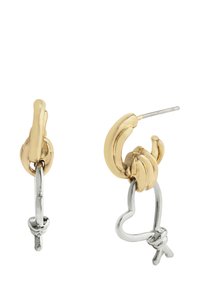 Guld- og sølvøreringe i form af en banan med hjerte detaljer, der har en poleret overflade og teksturerede elementer.