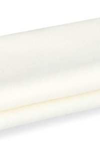 Biała tkanina złożona, o gładkiej fakturze, charakteryzująca się delikatnym połyskiem i subtelnymi odcieniami koloru, tworzy lekki, eteryczny wygląd.