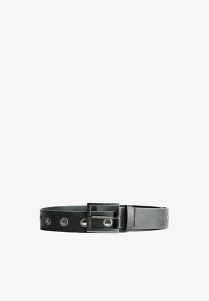 Curea din piele neagră cu o textură netedă, dotată cu grommeturi metalice circulare și o cataramă rectangulară argintie, concepută cu un siluetă clasică.