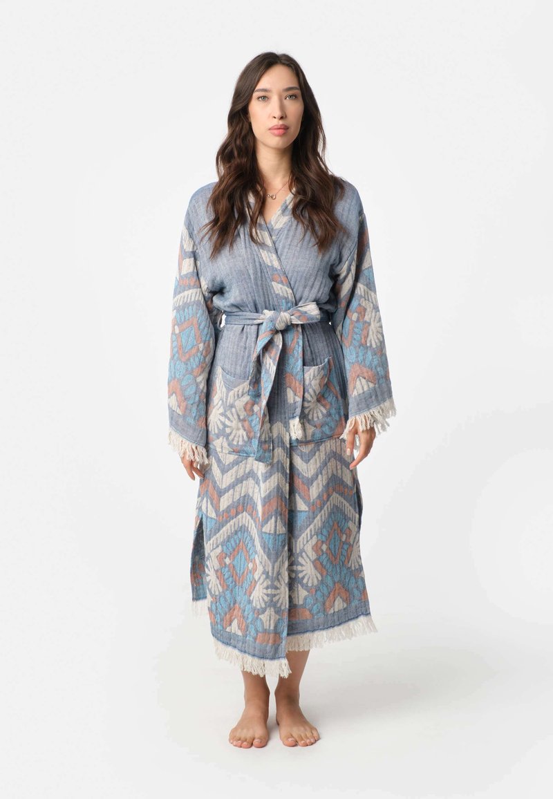 Lange robe in blauw en beige met geometrische patronen en franjes. Gemaakt van textuurstof, met een strakke taille en zakken.