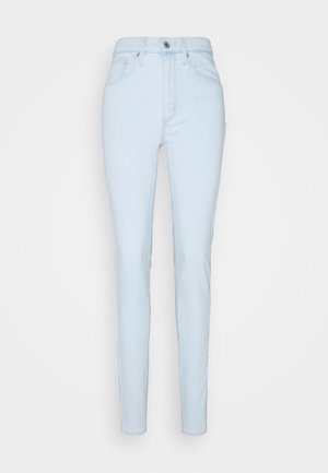 Jean taille haute bleu clair en denim, avec une coupe ajustée, cinq poches, une fermeture à bouton et éclair à l'avant, et des détails de couture subtils.