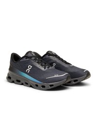 Baskets de course en maille bleu foncé et noir avec un accent bleu clair. Comprend une semelle rembourrée et un grip à motif pour une traction optimale.