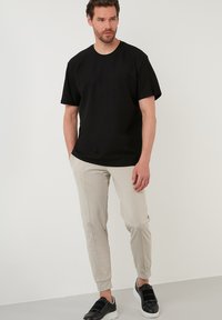 Buratti REGULAR FIT - Paprasti marškinėliai - black