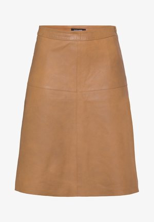 Skórzana spódnica A-line w kolorze tan, o gładkiej fakturze, z wysokim stanem i minimalistycznym designem. Brak widocznych elementów metalowych lub wzorów.