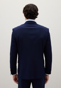 Giacca da abito blu navy su misura con finitura testurizzata, design a un bottone, rever a punta e dettagli con bottoni sui polsini.