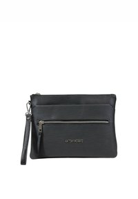 Bolso de mano negro con plisados, con un bolsillo delantero con cremallera, una correa para la muñeca y herrajes metálicos. Presenta un logotipo en relieve en la parte delantera.