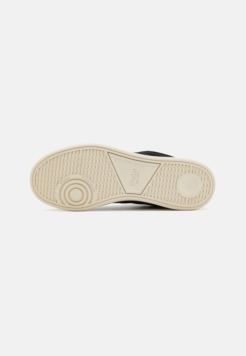Schwarze Sneaker mit einem strukturierten schwarzen Obermaterial und einer hellbeigen Gummisohle. Verfügt über kreisförmige und geometrische Muster auf der Sohle.