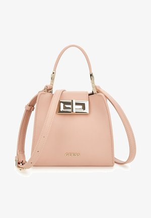 Sac à main structuré rose clair avec poignée supérieure, bandoulière réglable, fermoir doré et logo "GUESS" sur le devant.