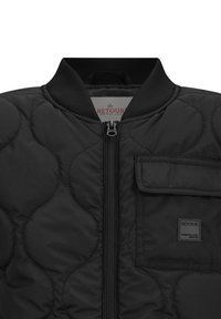 Gepatched schwarze Bomberjacke mit einem Reißverschluss, geripptem Kragen und einer Brusttasche mit einem Logopatch. Glatte Textur mit dezenten Mustern.