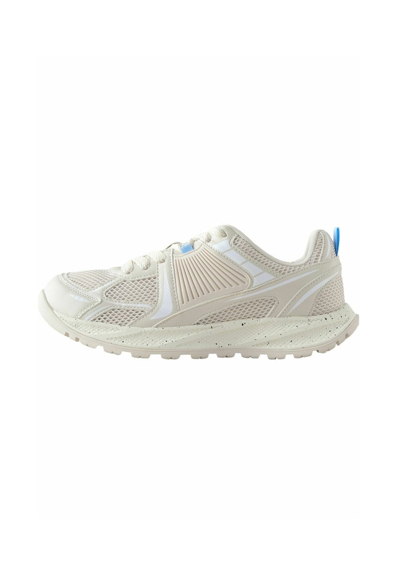 Chaussure de sport légère en mesh écru, offrant une semelle texturée, des accents bleus discrets et un bout renforcé pour plus de durabilité.