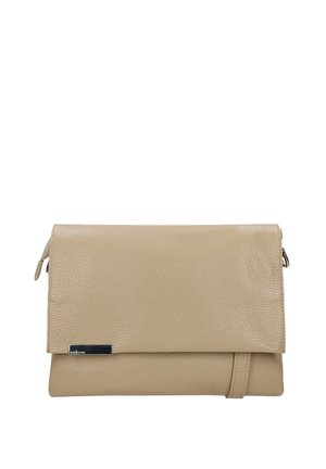 Beżowa skórzana kopertówka o teksturowanej powierzchni, z klapką do złożenia, małą metalową plakietką z logo oraz odpinanym paskiem na nadgarstek.