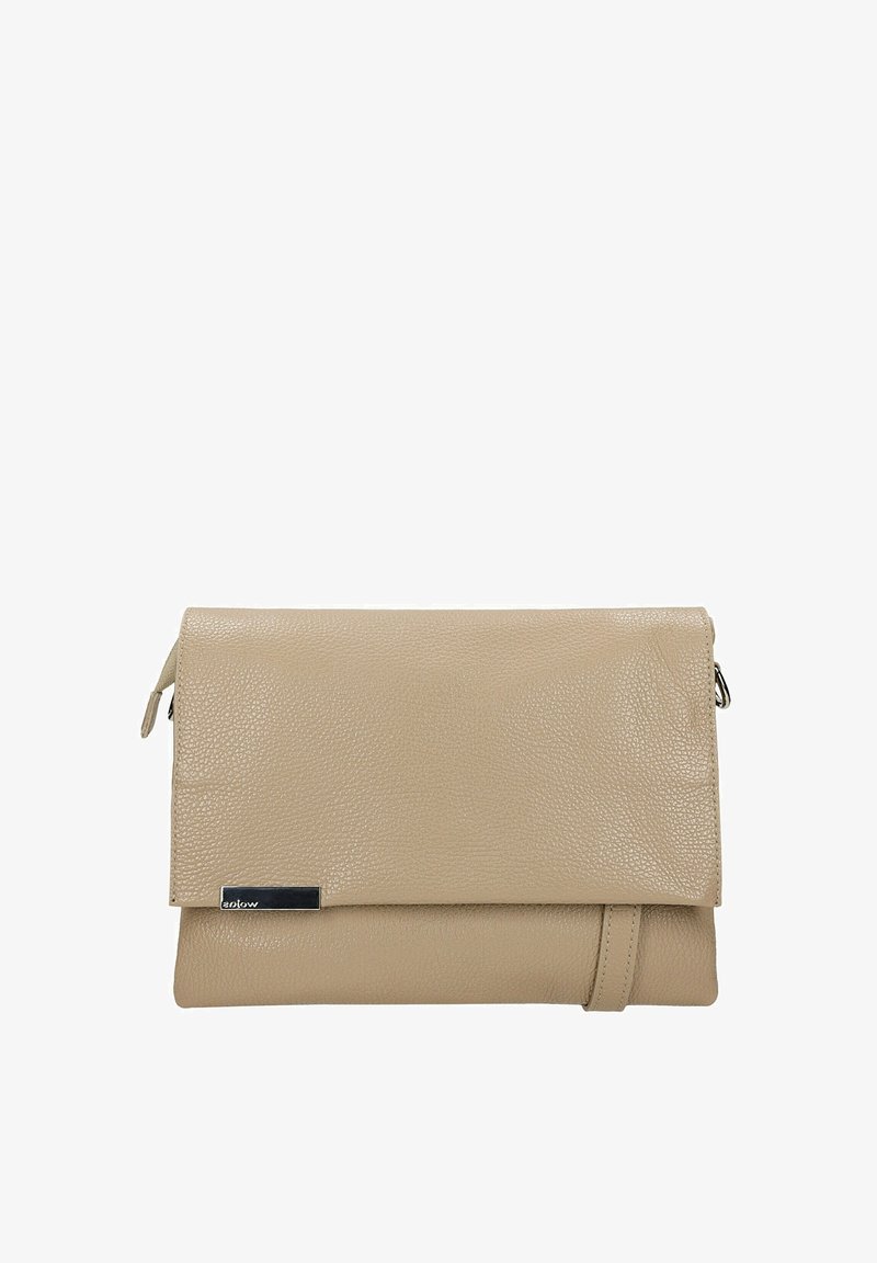 Beige leren clutch met een getextureerd oppervlak, overslagklep, klein metalen logoplaatje en afneembare polsband.